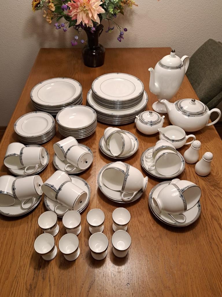 Wedgewood servies Bone China Amherst platina randje, Ophalen, Zo goed als nieuw, Porselein, Compleet servies