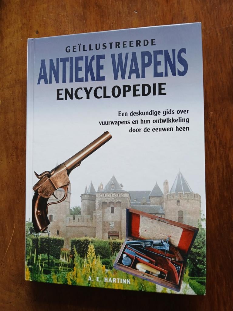 WD015 Antieke Wapens Encyclopedie - Geïllustreerde Gids, Antiek en Kunst, Antiek | Overige Antiek, Ophalen of Verzenden