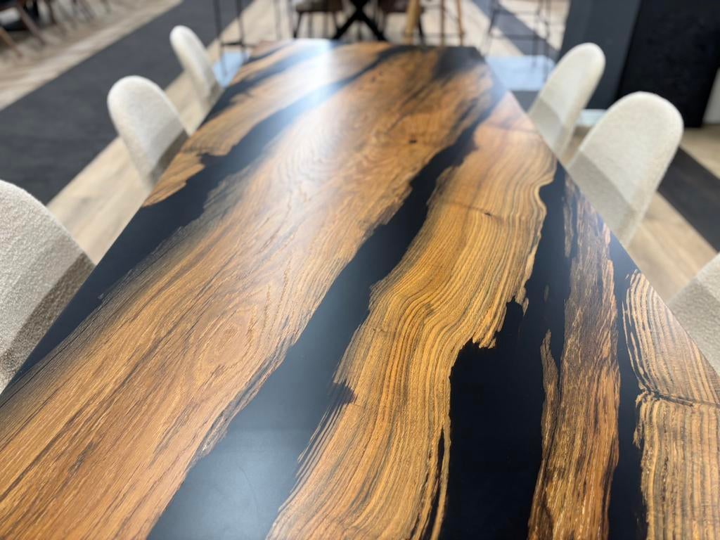 Unieke fossiel eiken epoxytafel – all black 250x100cm, Ophalen, Eikenhout, 200 cm of meer, 50 tot 100 cm