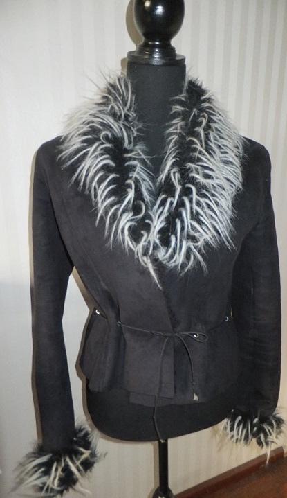 Prachtige warme suede jas zwart met imitatie bont kraag 36 S, Verzenden, Zwart, Zo goed als nieuw, Maat 36 (S)