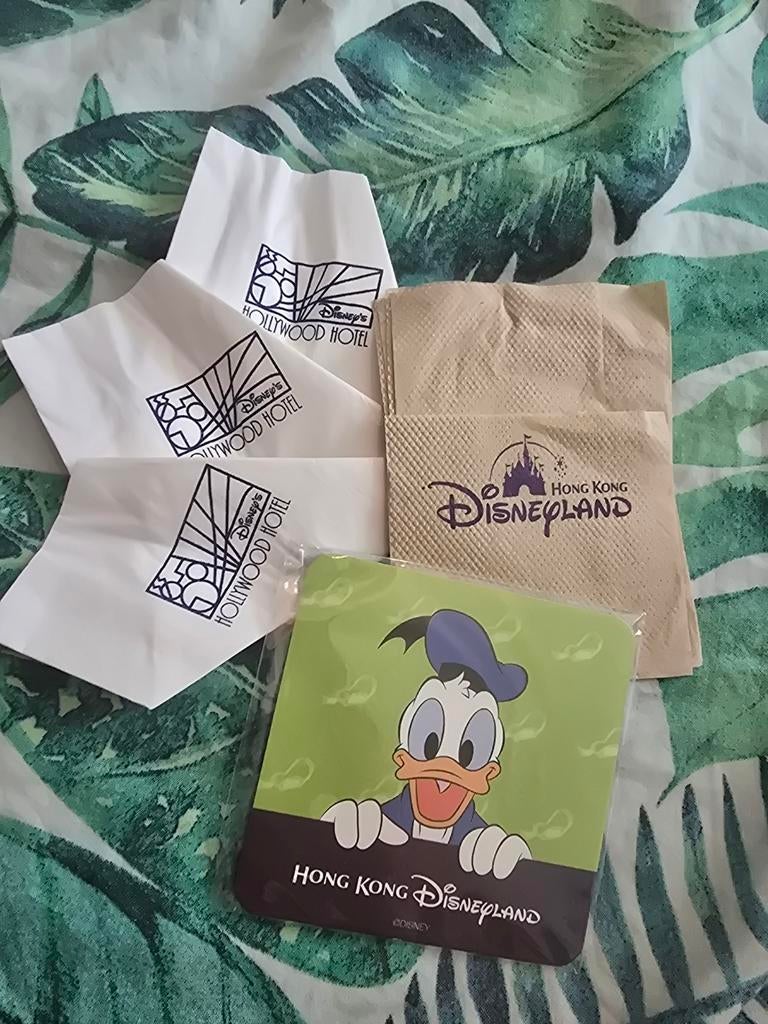 Disneyland HongKong Hollywood hotel servetten + onderzetter, Verzamelen, Disney, Ophalen of Verzenden, Donald Duck