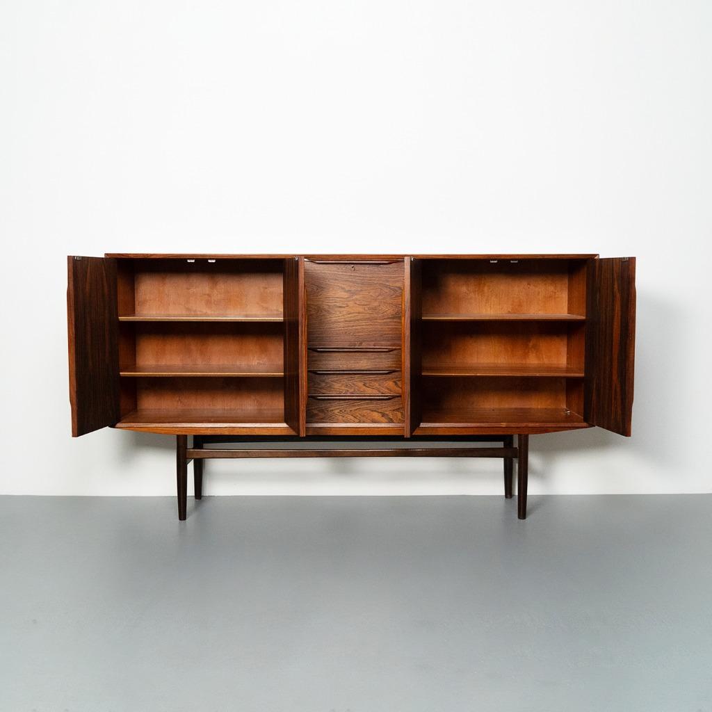 Vintage Deens Dressoir in palissander hout, Huis en Inrichting, Gebruikt, Ophalen of Verzenden, 200 cm of meer, Met lade(s)