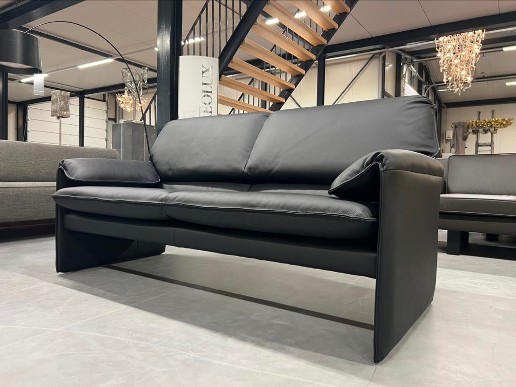 Nieuw Leolux Bora Beta 2,5 zits bank zwart leer Design, Ophalen of Verzenden, Nieuw, Tweepersoons, Leer