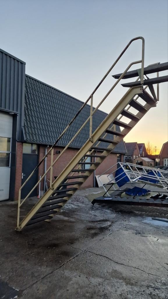 Stalen trap beige. Hoog 3,25mtr. Nog008, Ophalen of Verzenden, Zo goed als nieuw, Trap