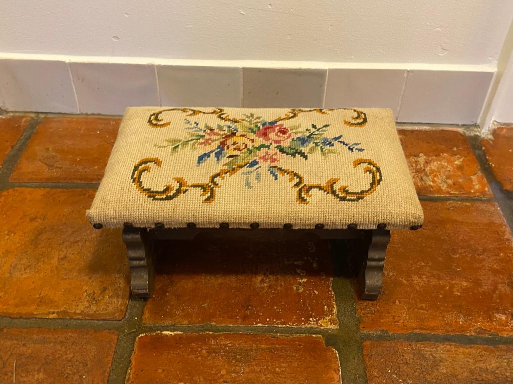 Brocante geborduurd voetenbankje met rozen *Nous deux*, Ophalen of Verzenden