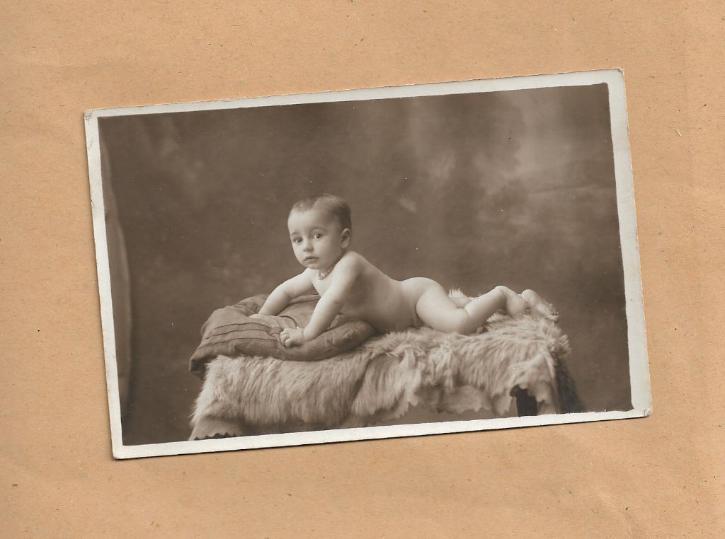 oude foto blote baby    kindje      9 cm x 14 cm, Gebruikt, Foto, Ophalen of Verzenden, Voor 1940