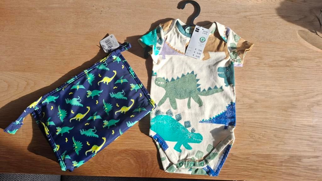 Kraamcadeautje nieuw: romper en toilettas dino's HEMA, Ophalen of Verzenden