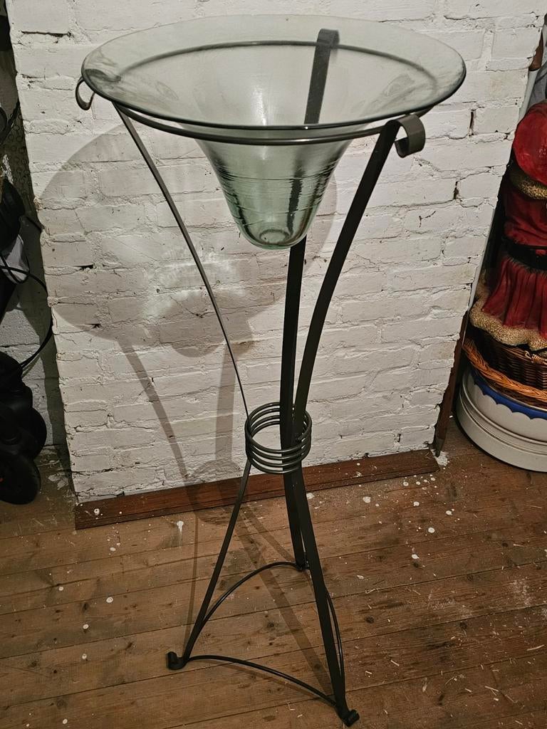 Mooie glazen stolp op ijzeren standaard, Huis en Inrichting, Woonaccessoires | Stolpen, Ophalen, Zo goed als nieuw