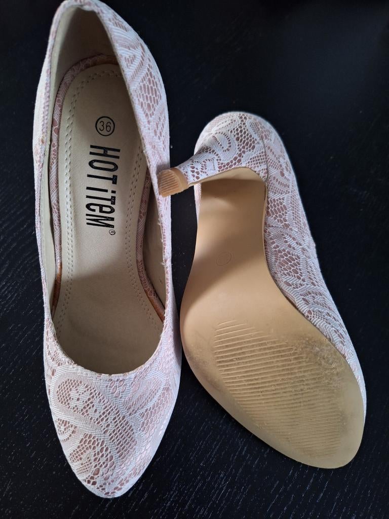 Roze pumps met kant - elegant en stijlvol, Ophalen of Verzenden, Zo goed als nieuw, Roze, Hot Item