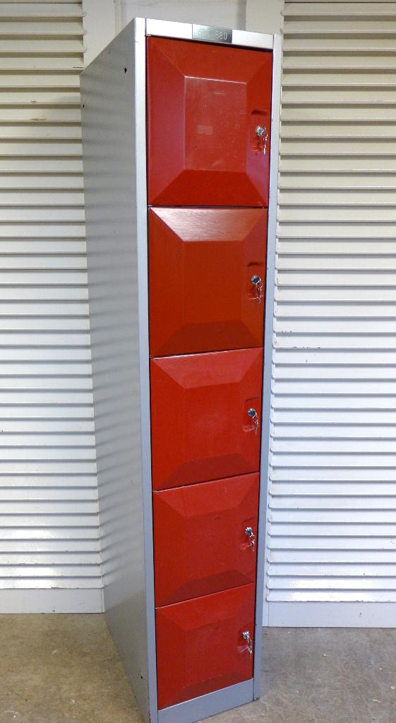 mooie rode locker kast, Ophalen, Gebruikt, Onbekend, Onbekend