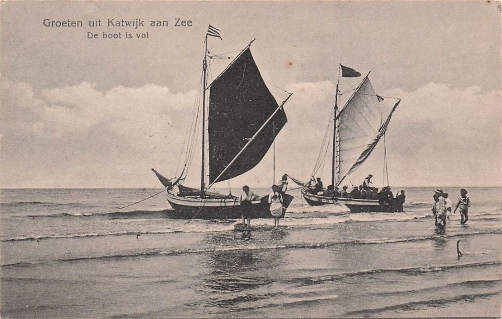 703-475-039 Groeten uit Katwijk aan Zee De Boot is Vol, Ophalen of Verzenden, Voor 1920, Zuid-Holland