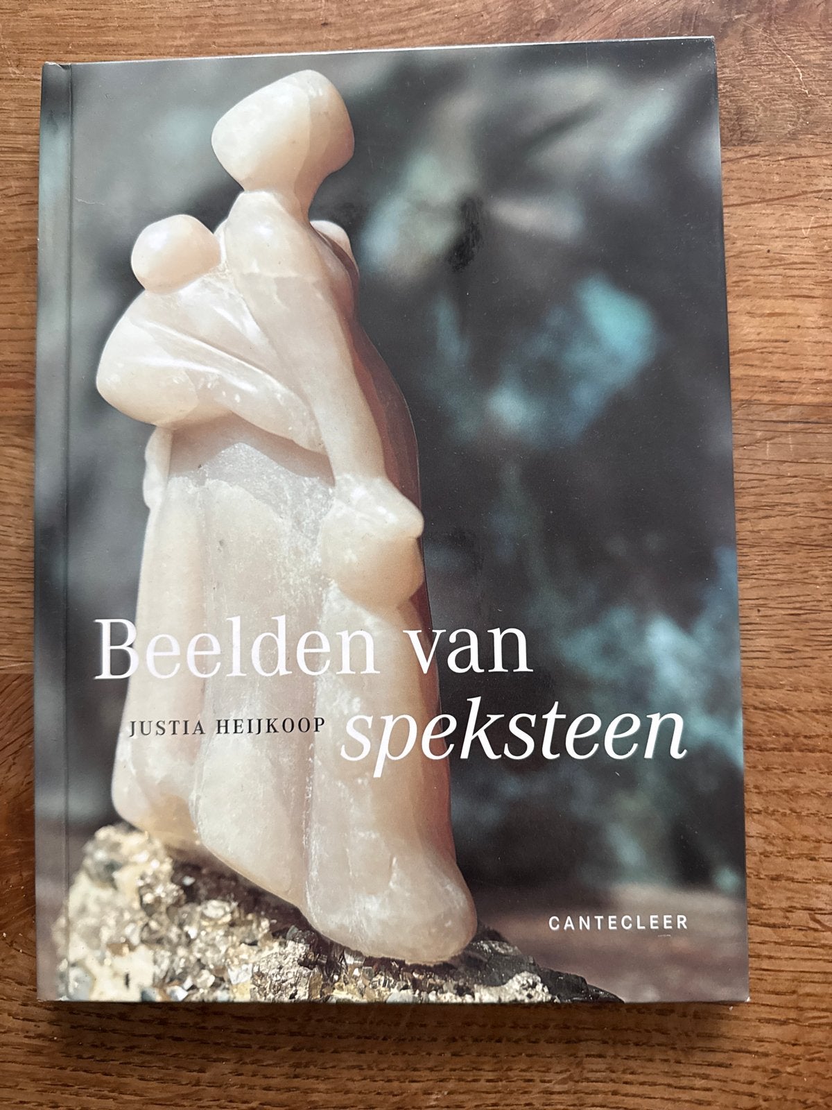 Beelden van speksteen - Justia Heijkoop, Ophalen of Verzenden, Gelezen, Kleien en Boetseren