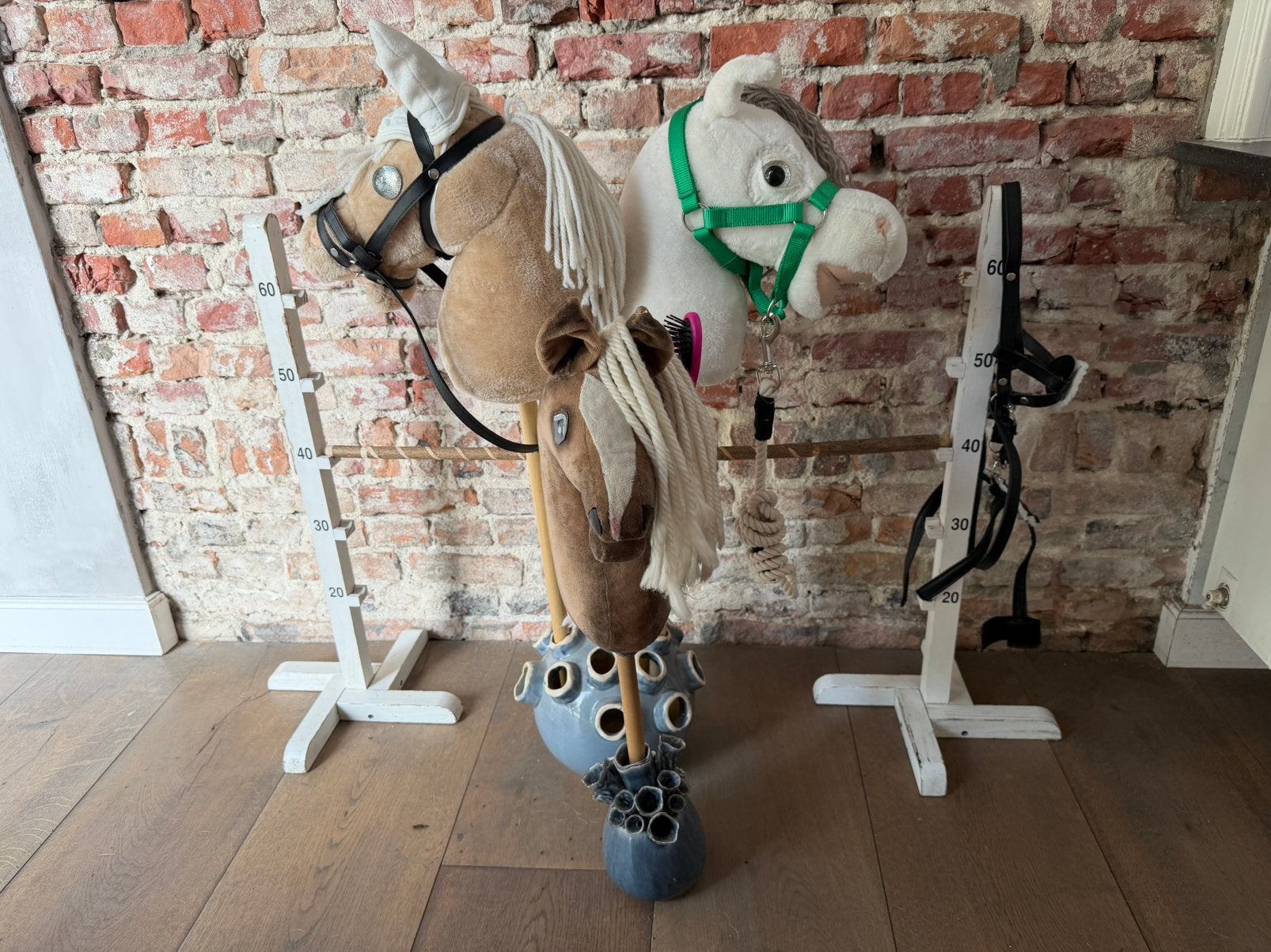 Hobby Horse Set met 3 paarden en hindernis, Ophalen of Verzenden, Zo goed als nieuw, Jongen of Meisje