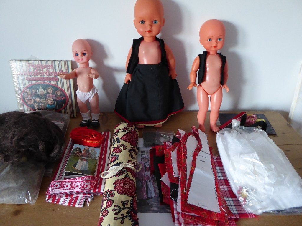 Pakket stoffen ed voor klederdracht poppen., Overige thema's, Textiel, Meerkleurig, Ophalen of Verzenden