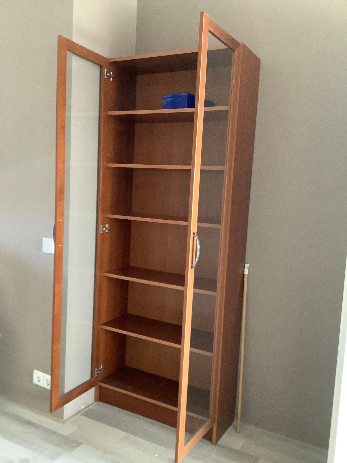 Boekenkast met glazen deuren, Huis en Inrichting, Kasten | Boekenkasten, Ophalen, Gebruikt, 200 cm of meer, 50 tot 100 cm