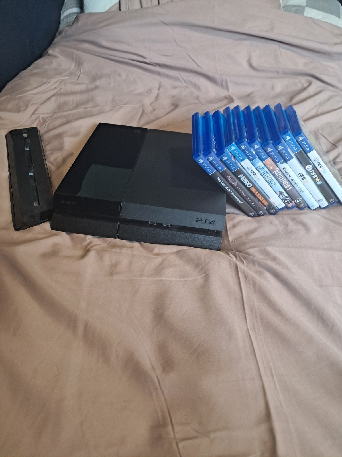 Foto 5 van ps4 met gam en een standaart