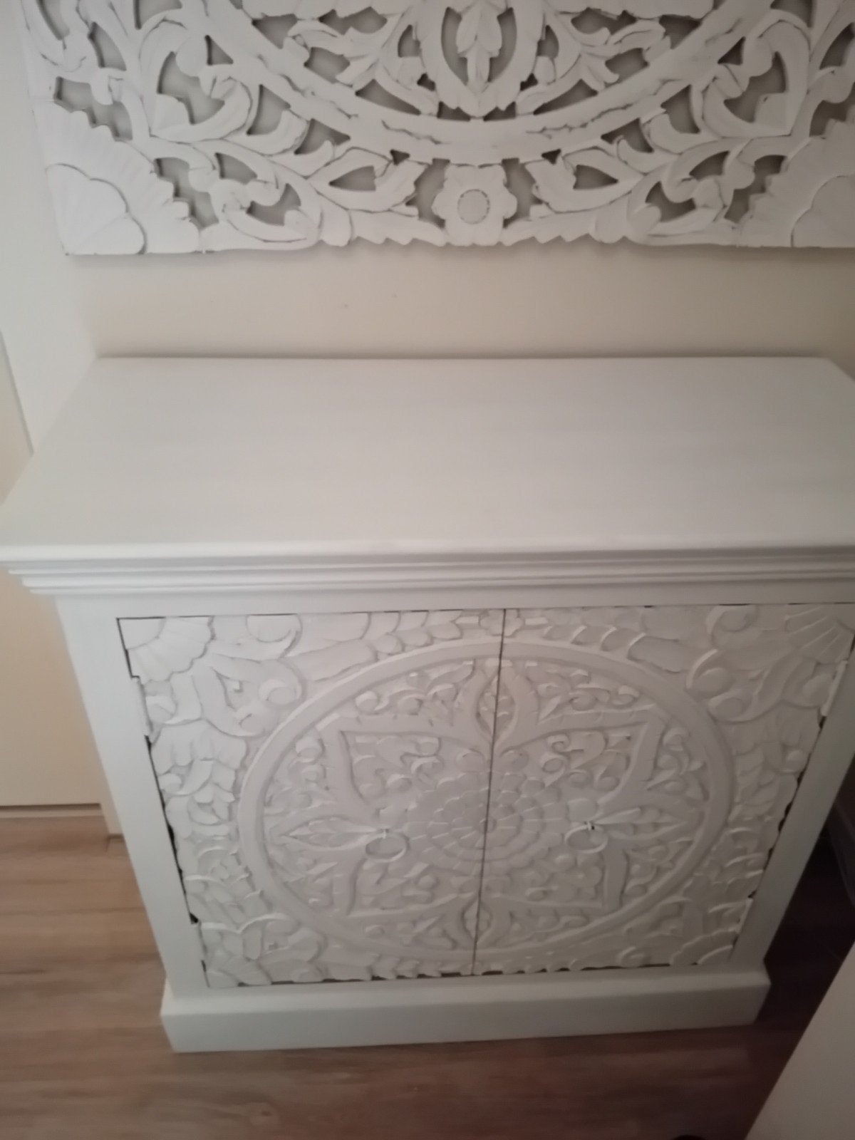Wit designerkastje met houtsnijwerk ( Mangohout)., Gebruikt, 25 tot 50 cm, Overige houtsoorten, 50 tot 100 cm