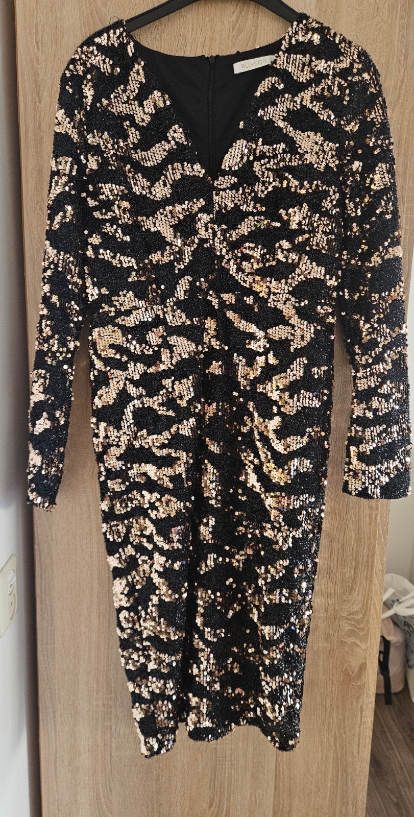 Zwarte met gouden glitterjurk van Allyson te koop! (maat L), Kleding | Dames, Zwart, Maat 42/44 (L), Ophalen of Verzenden, Zo goed als nieuw
