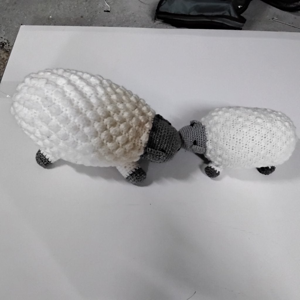 2 gehaakte  schapen, Ophalen of Verzenden, Gebruikt, Overige typen, Handgemaakt
