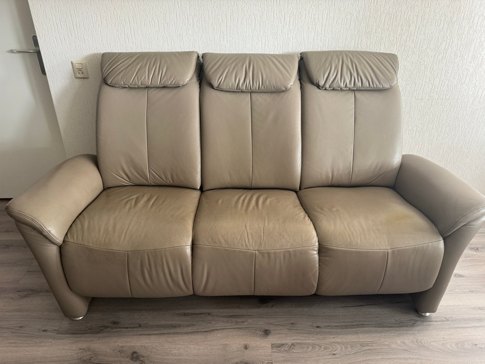 Gratis af te halen: Beige 3-zits bank, Ophalen, Gebruikt, Driepersoons, Rechte bank