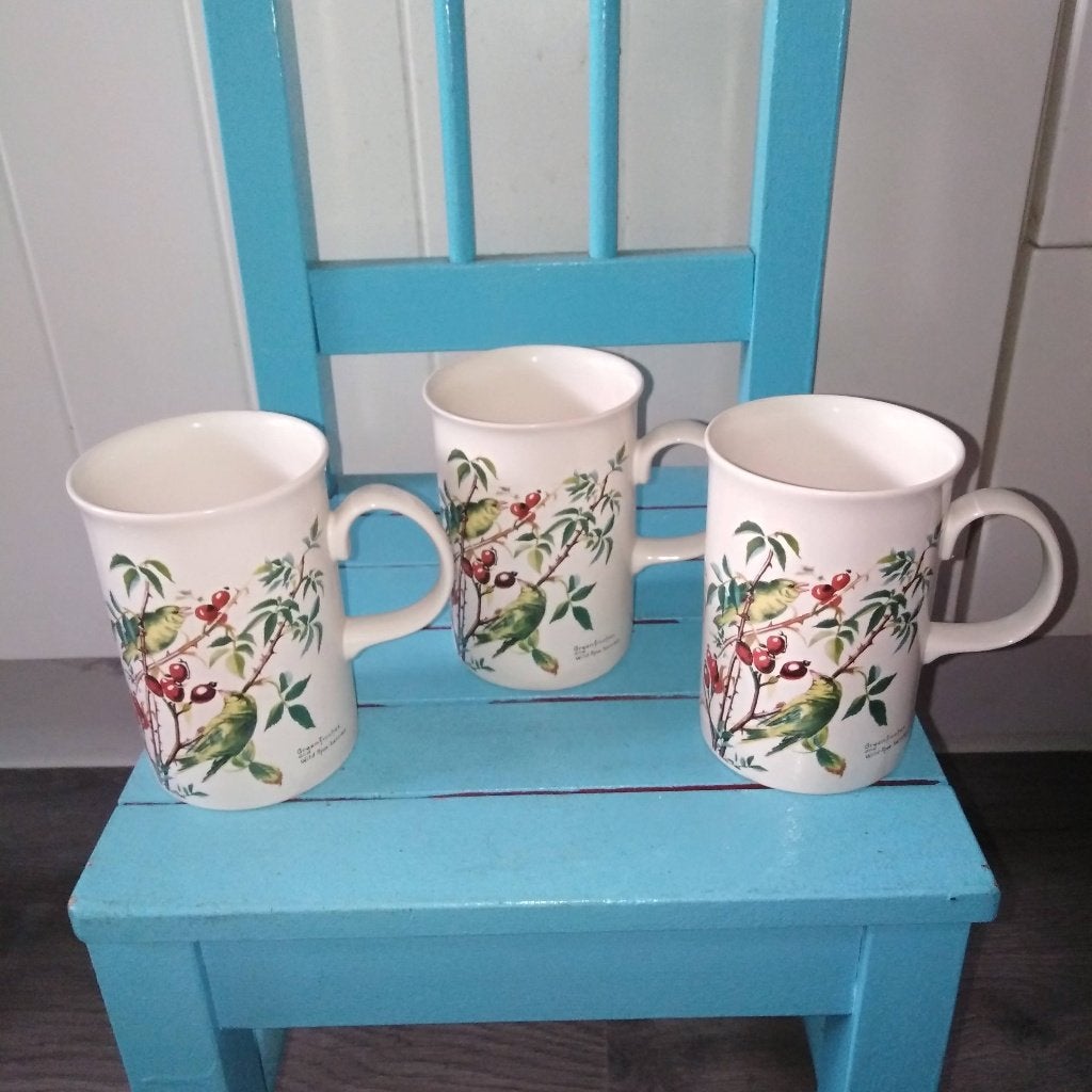 Mokken greenfinches and wild rose berries St Michael 3x, Ophalen, Gebruikt, Mok, Overige stijlen