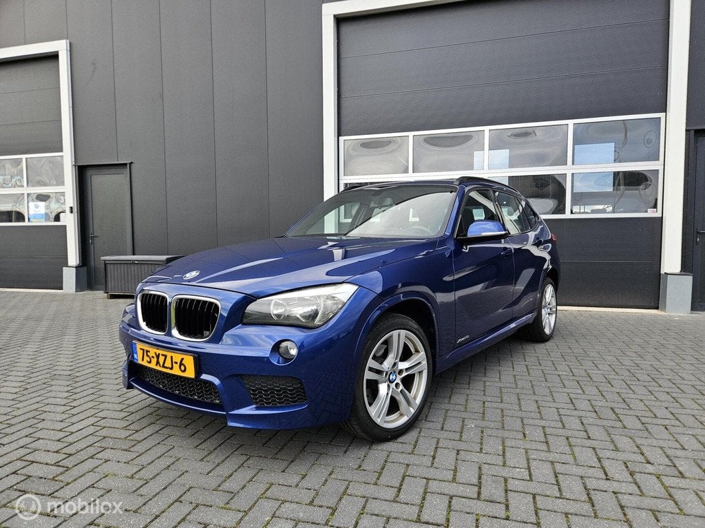 BMW X1 20i M-Pakket Le Mans Blue 184PK | Trekhaak | Dealer, Auto's, BMW, Euro 5, Gebruikt, Zwart, 4 cilinders