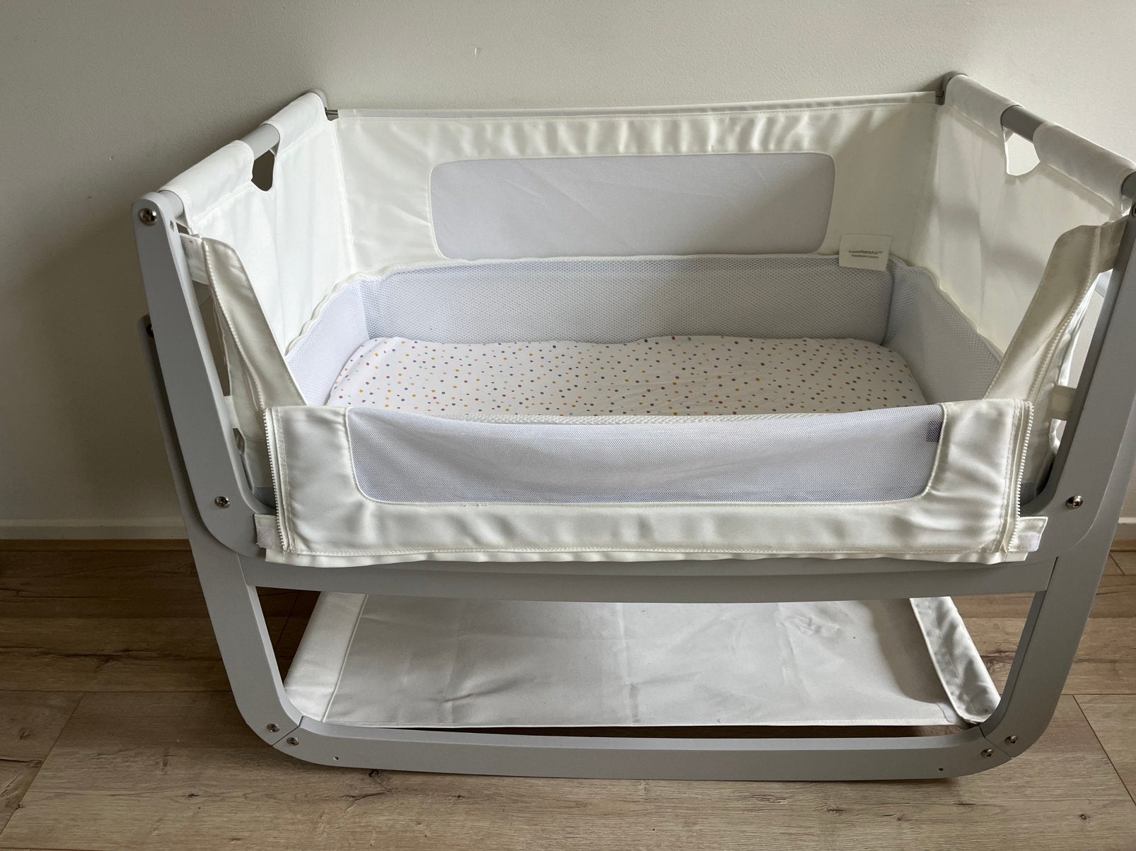 Snuzpod 4 cosleeper wit met grijs, Kinderen en Baby's, Babywiegjes en Ledikanten, Ophalen, Zo goed als nieuw, Overige typen