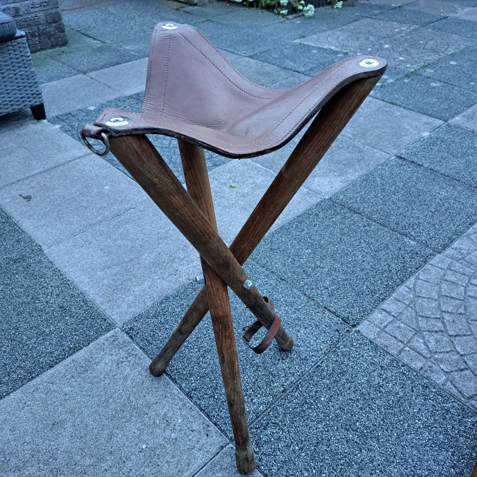 Vintage houten driepoot krukje met leren zitting, Ophalen