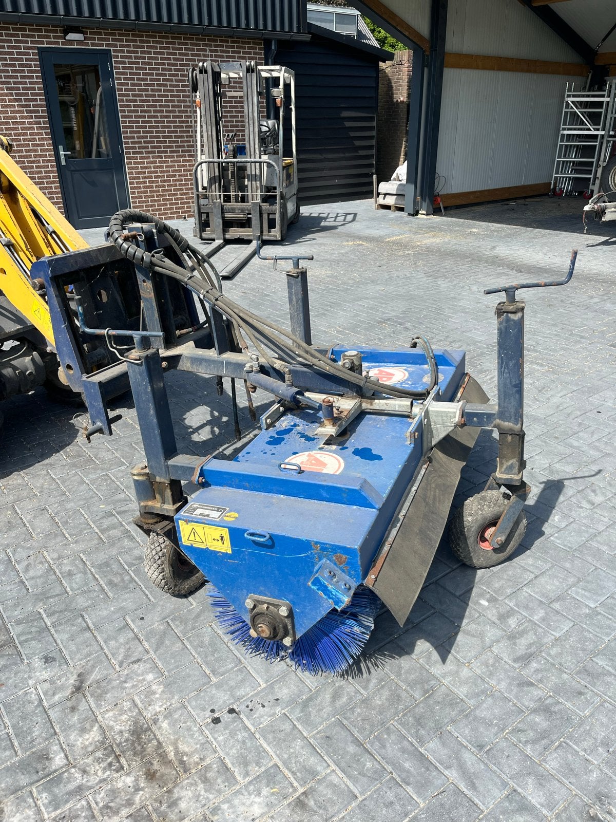 AP veegmachine voor erf en terrein, Ophalen
