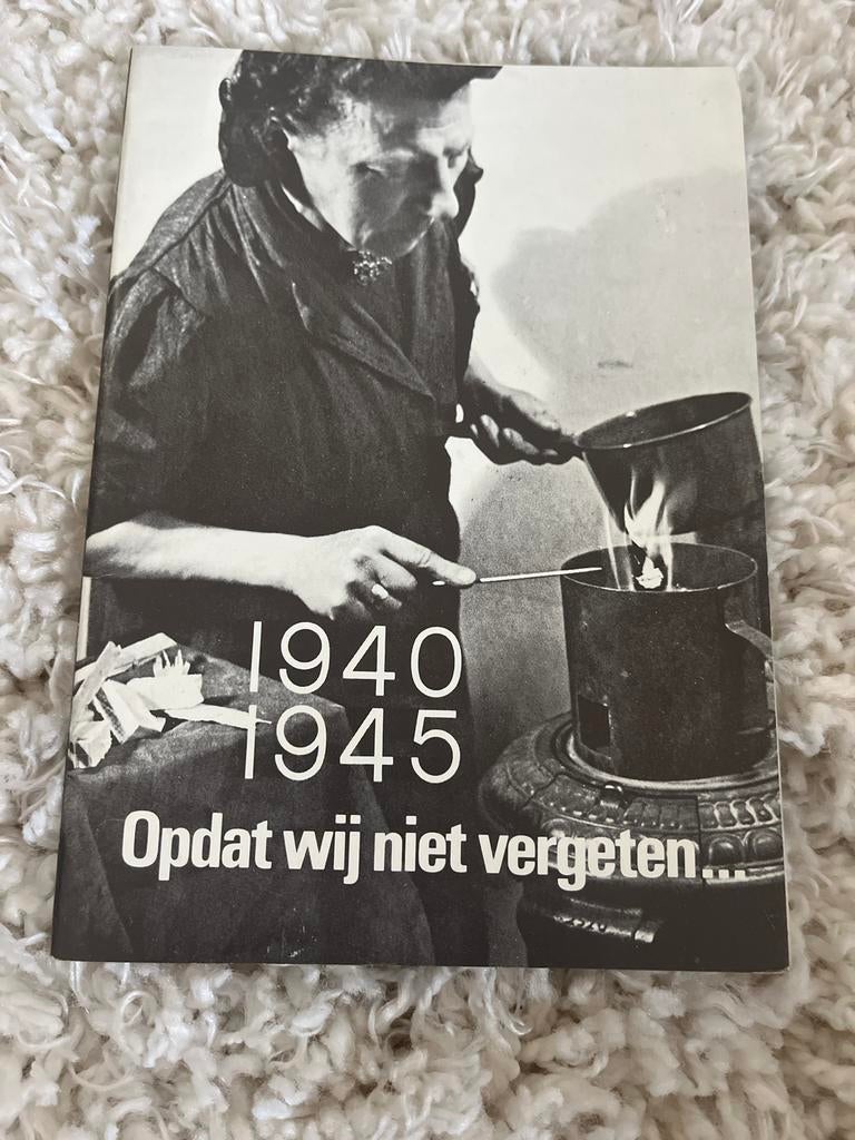 1940-1945 Opdat wij niet vergeten... - Oorlogsboek, Boeken, Ophalen of Verzenden, 20e eeuw of later, Gelezen