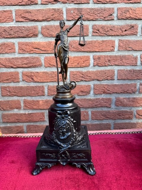 bronzen beeldje van Vrouwe Justitia, 37 cm hoog, Ophalen of Verzenden, Brons, Beeld, Vrouw