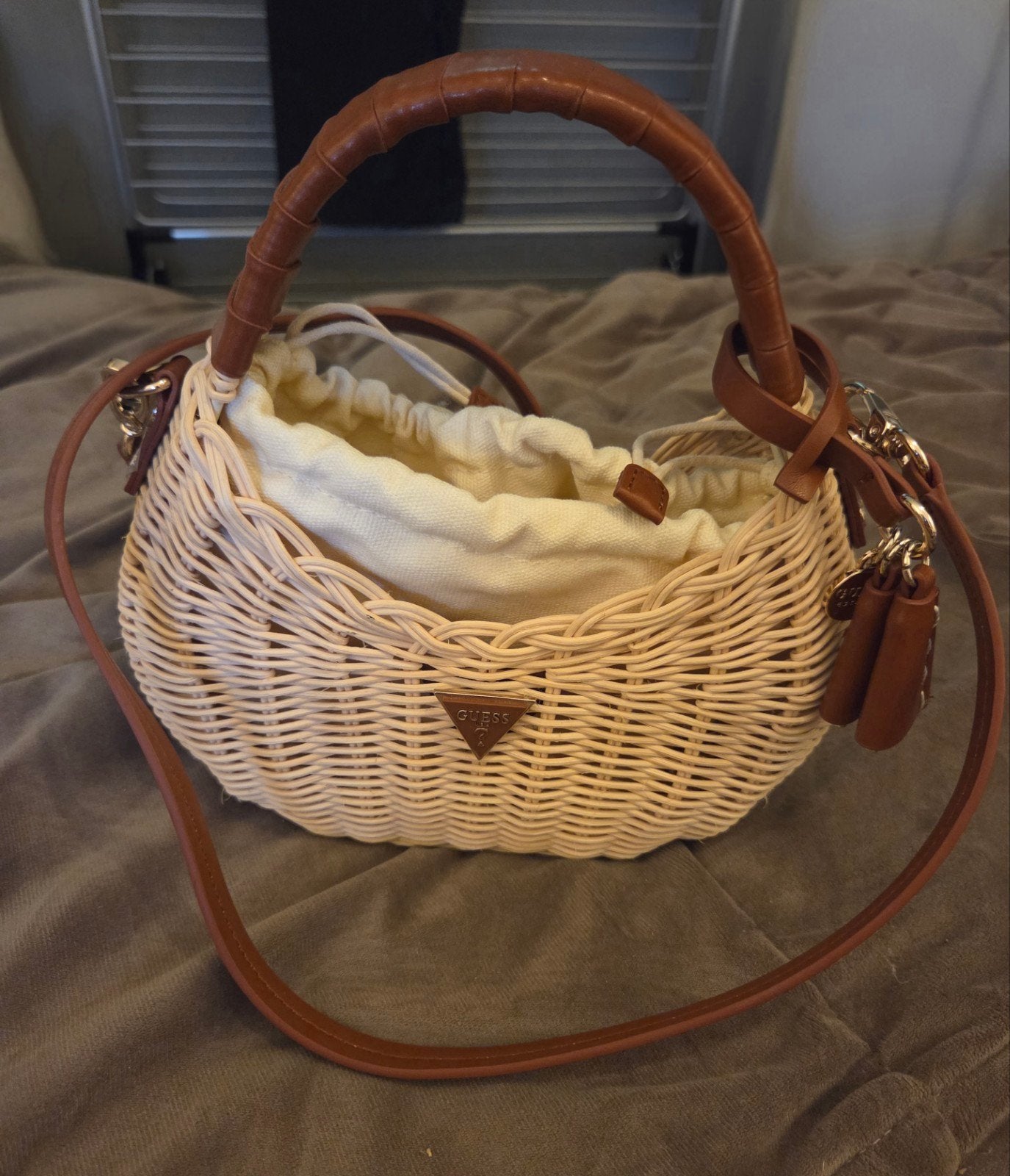 Guess rotan tasje met leren details, Ophalen of Verzenden, Zo goed als nieuw, Beige, Handtas