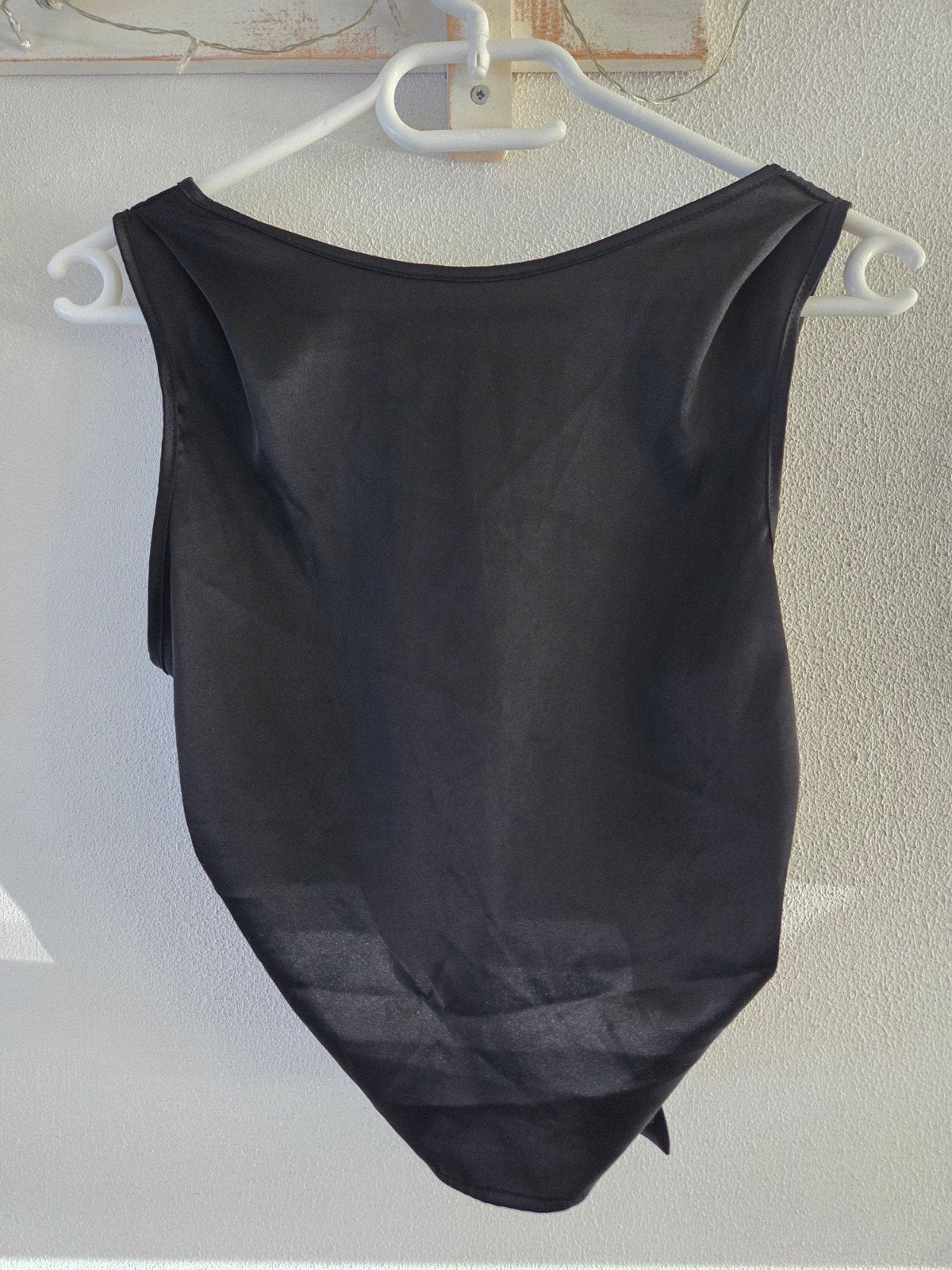 Zwarte satijnen top met strikdetail in maat S, Kleding | Dames, Tops, Zwart, Ophalen of Verzenden, Onbekend, Gedragen
