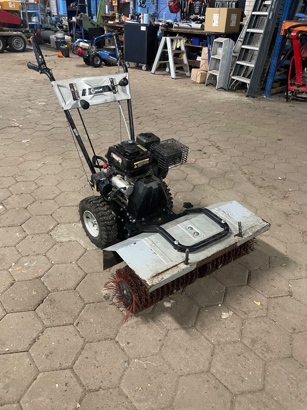 Lumag KM800 Veegmachine, Ophalen