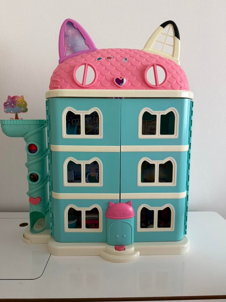 Gabby’s Poppenhuis met geluid + accessoires en poppetjes, Kinderen en Baby's, Speelgoed | Poppenhuizen, Ophalen, Zo goed als nieuw