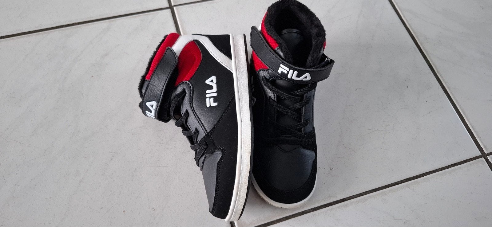 Fila sneakers voor kinderen - Zwart/Rood, Kinderen en Baby's, Fila, Jongen of Meisje, Schoenen, Ophalen of Verzenden