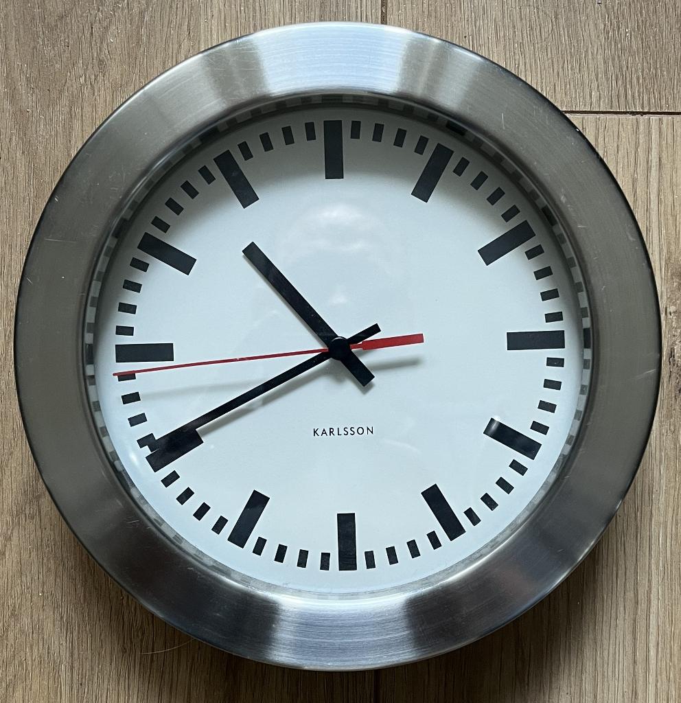 Wandklok - Karlsson - 20cm - Chrome - Digitaal, Ophalen of Verzenden, Zo goed als nieuw, Digitaal, Wandklok