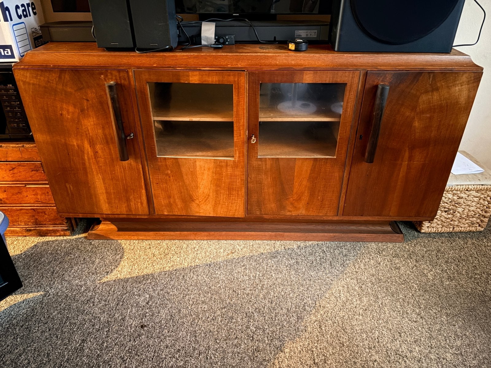 Gratis Vintage dressoir/sideboard met glazen deuren, Ophalen