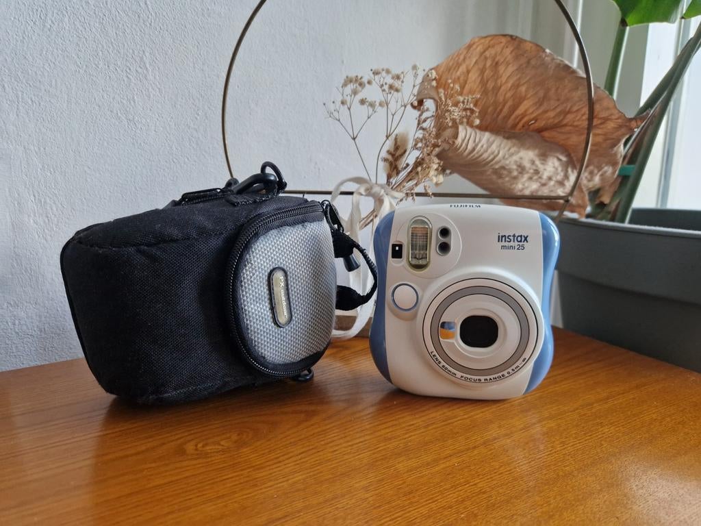Instax mini 25 white and blue instant camera, Audio, Tv en Foto, Gebruikt, 1102WT, Katrina Graham, Katrinagraham2011@gmail.com
