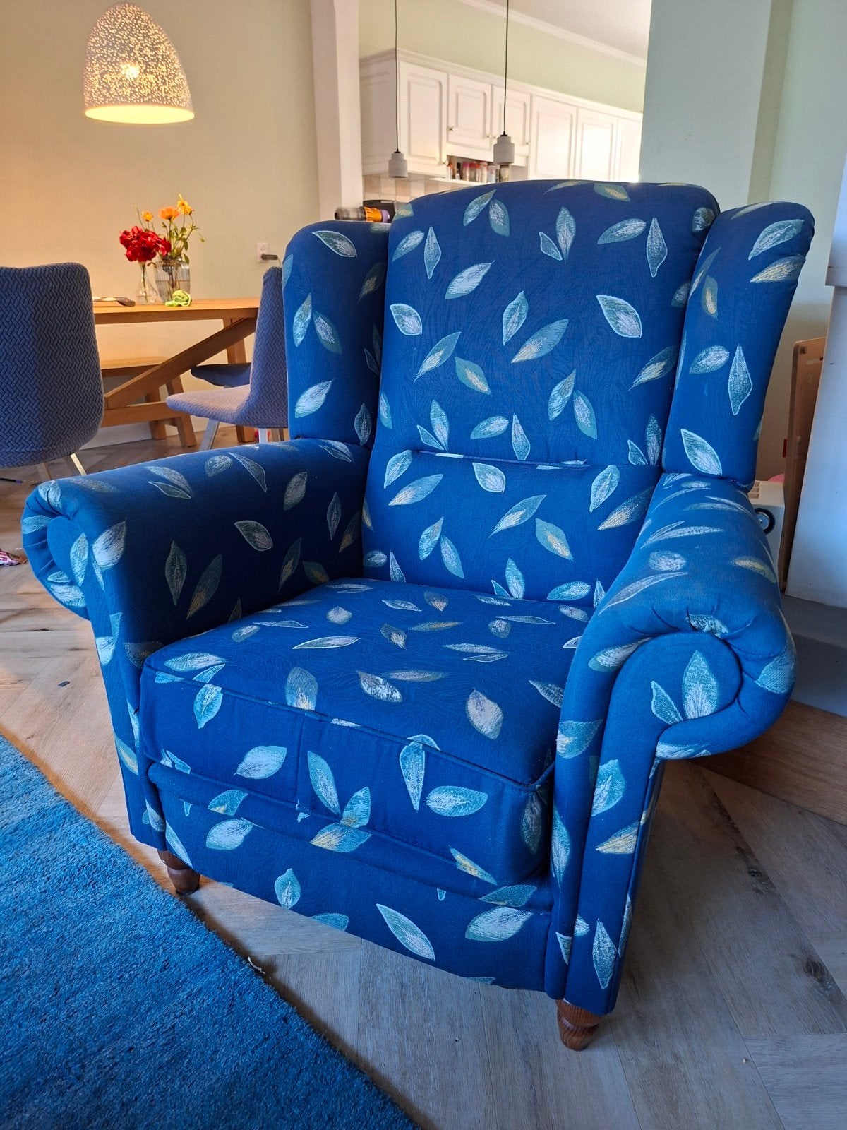 Blauwe oorfauteuil, stoel met bladmotief, Ophalen, Modern, Comfortabel, Gebruikt, 75 tot 100 cm