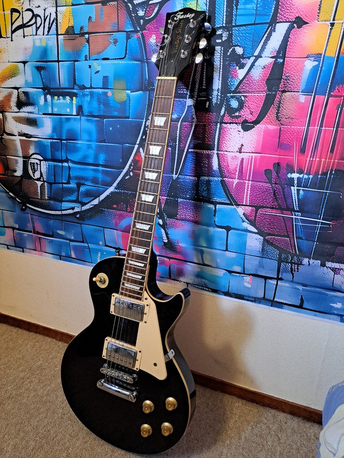 Fazley Vintage Series elektrische gitaar met koffer en verst, Muziek en Instrumenten, Snaarinstrumenten | Gitaren | Elektrisch