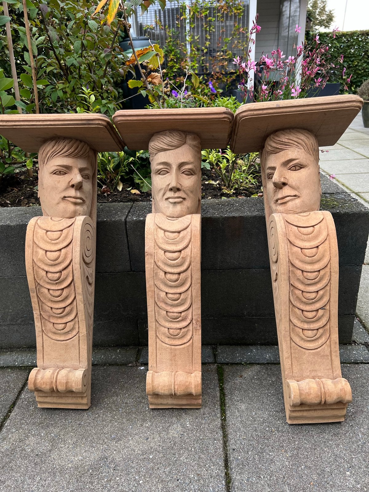 Drie gebeeldhouwde mahoniehouten borstbeelden, Antiek en Kunst, Groep mensen, Buste, Handgemaakt, Hout