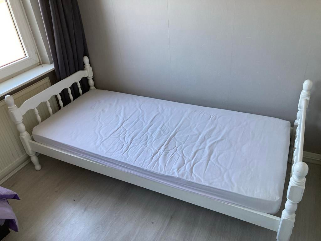 Wit eenpersoonsbed met matras, Ophalen, Gebruikt, 90 cm, Eenpersoons