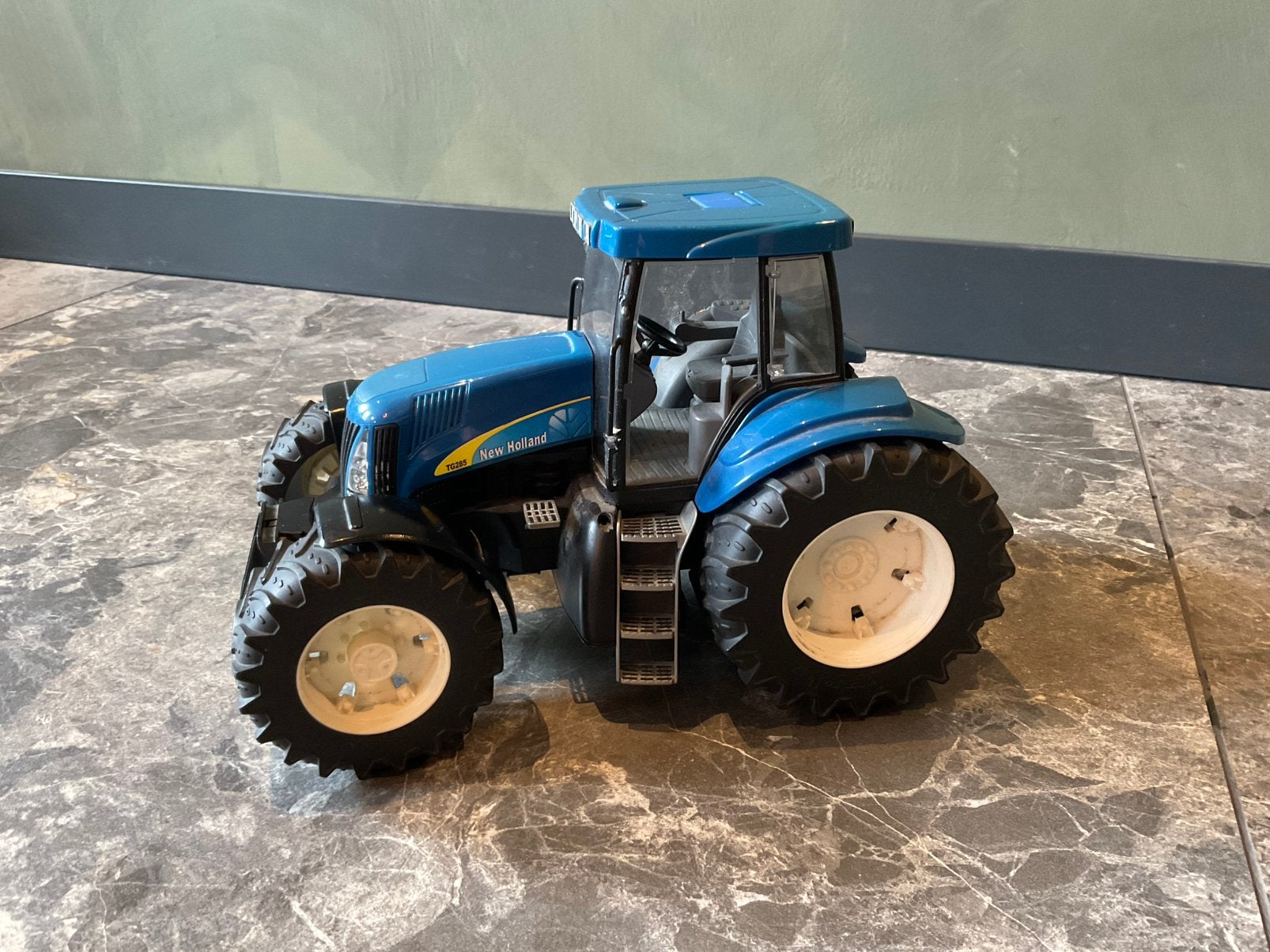 Bruder New Holland TG285, Ophalen of Verzenden, Gebruikt