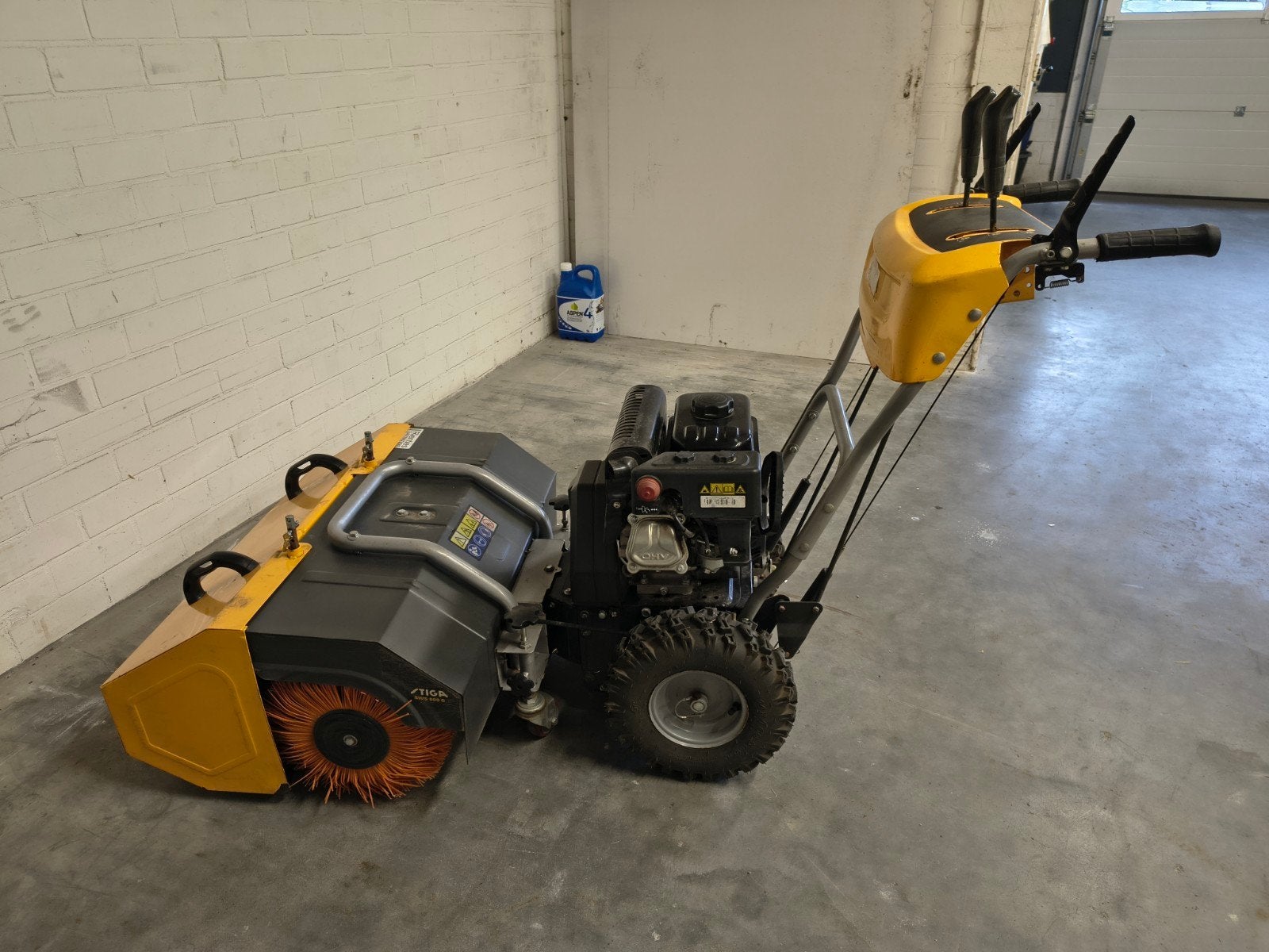 Stiga veegmachine met Honda motor, type SWR 2804, borstel 80, Ophalen, Zo goed als nieuw, Stiga