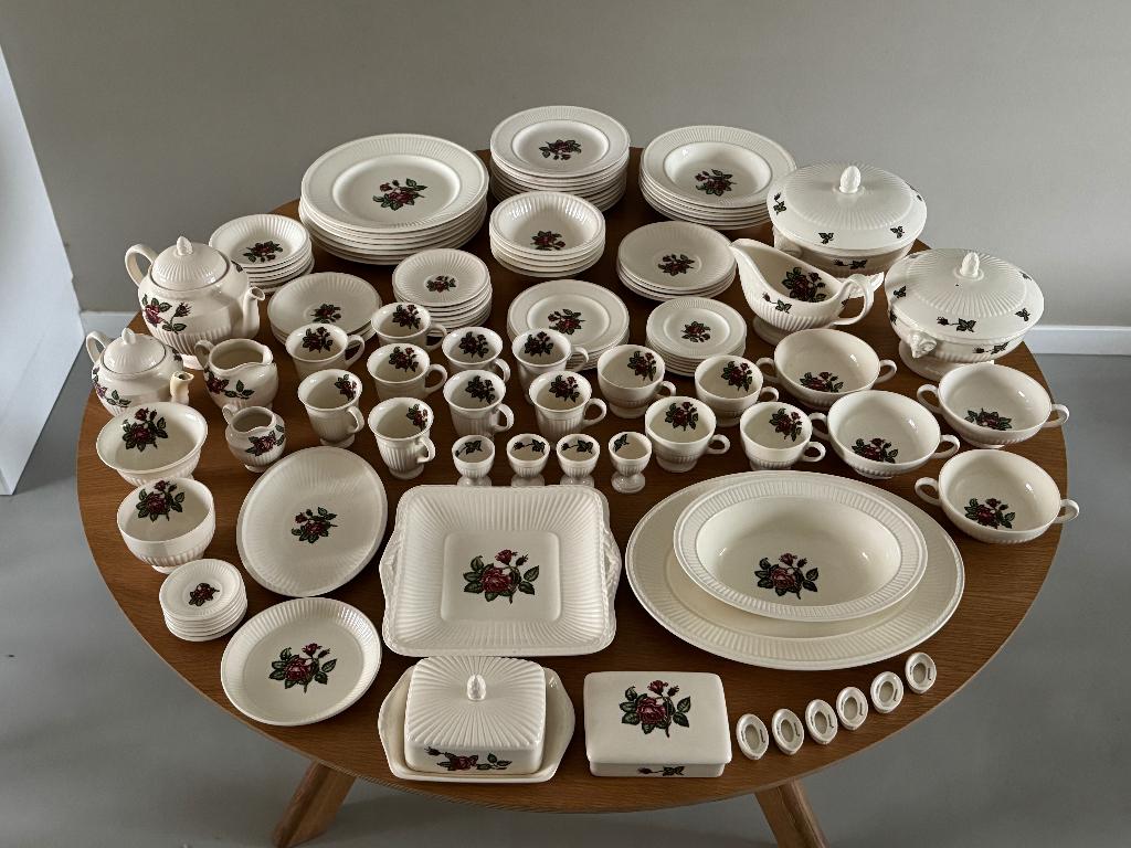 Wedgwood Moss Rose — Servies voor 12 pers. (ca. 120 stuks), Ophalen