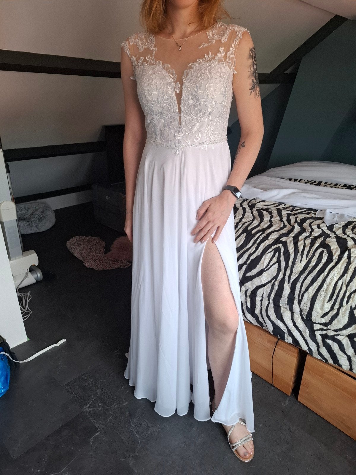 Elegante trouwjurk met kanten details en split, Ophalen of Verzenden, Zo goed als nieuw, Wit, Trouwjurk