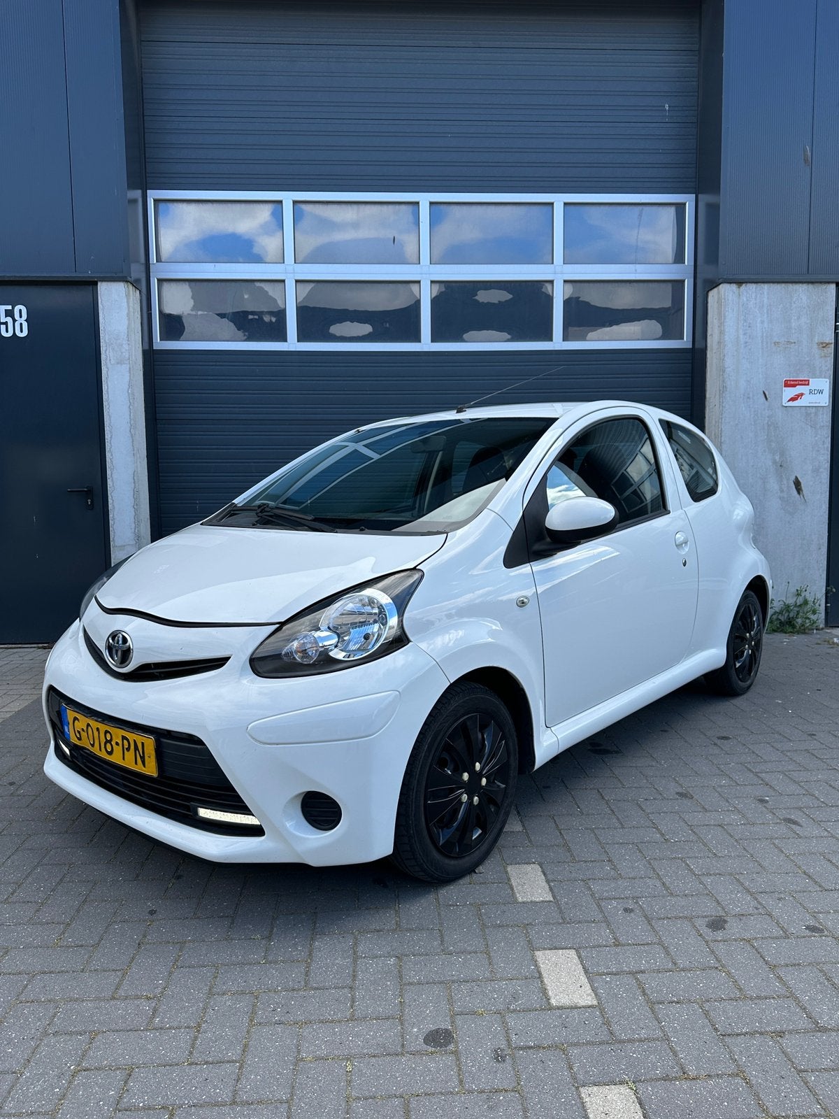 Toyota Aygo 1.0 12V 3DRS 2012 Wit AIRCO | Elektr. Ramen, Voorwielaandrijving, Stof, 4 stoelen, Bedrijf