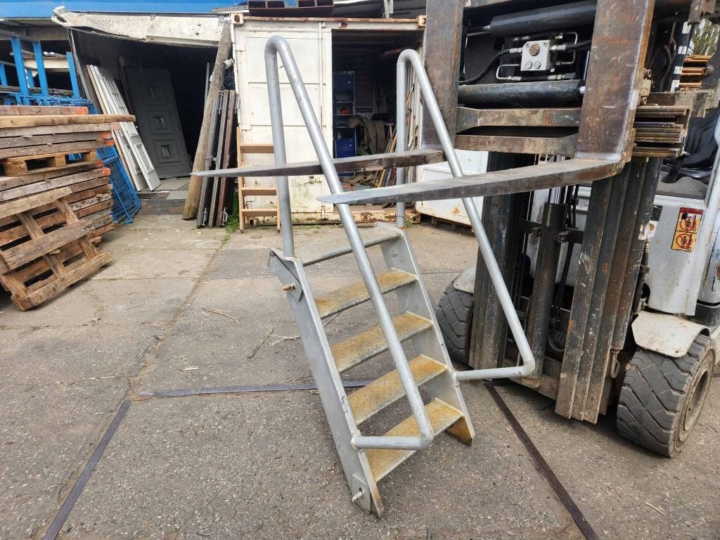 222 - Gegalvaniseerde trappen, Doe-het-zelf en Verbouw, Ladders en Trappen, Ophalen, Gebruikt, Trap, Minder dan 2 meter