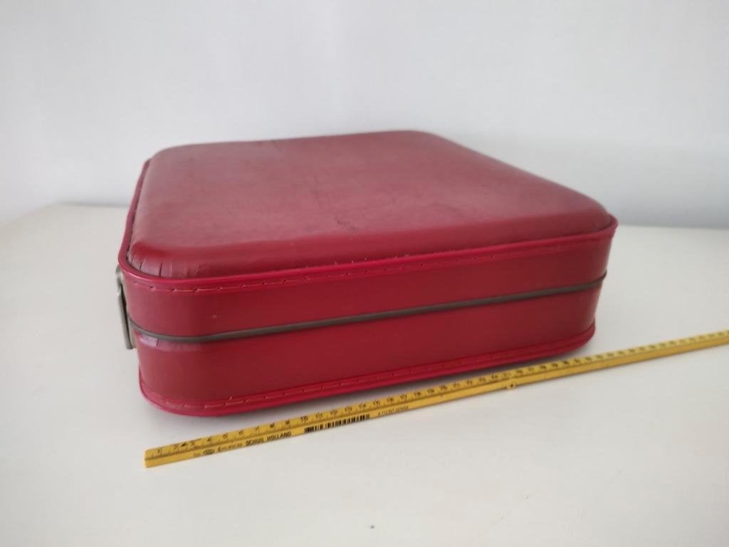 K674 VINTAGE stewardesskoffer rood in in goede staat, Overige materialen, Gebruikt, Onbekend, Minder dan 50 cm